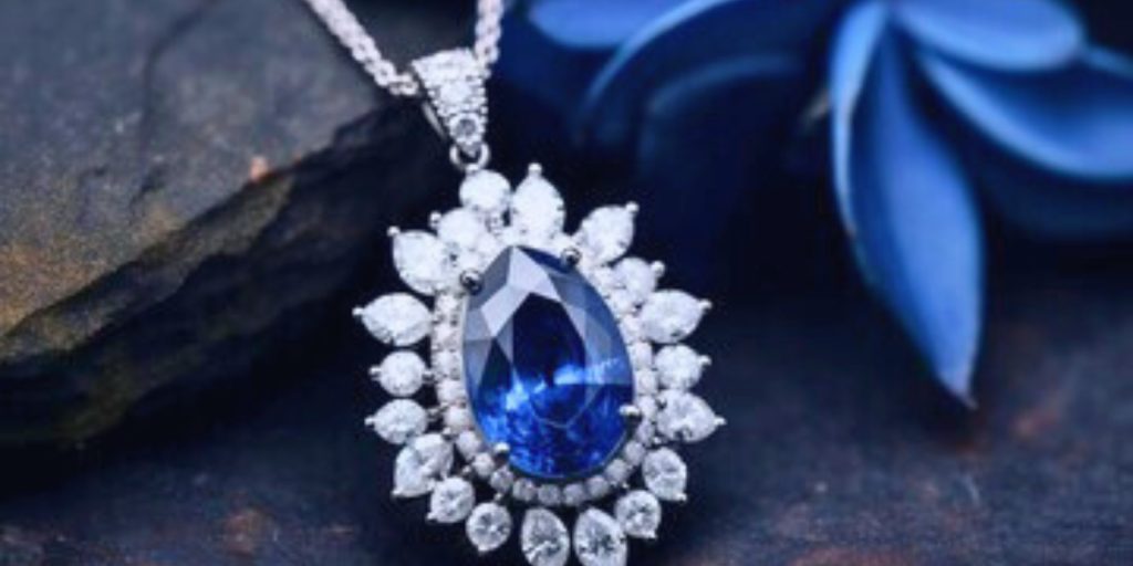 Blue sapphire pendant